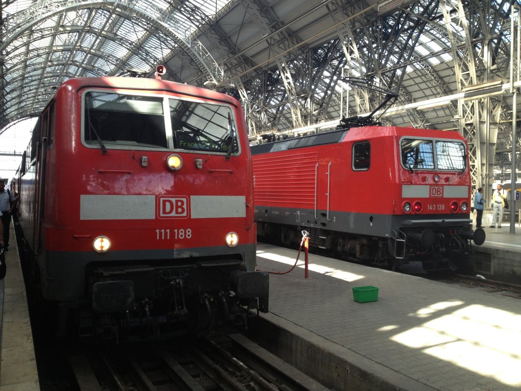 Hier steht 111 188 und eine unbekannt gebliebene 143er mit ihren Zgen von bzw. nach Limburg(Lahn) am 13.8.13 in Frankfurt(Main) Hbf