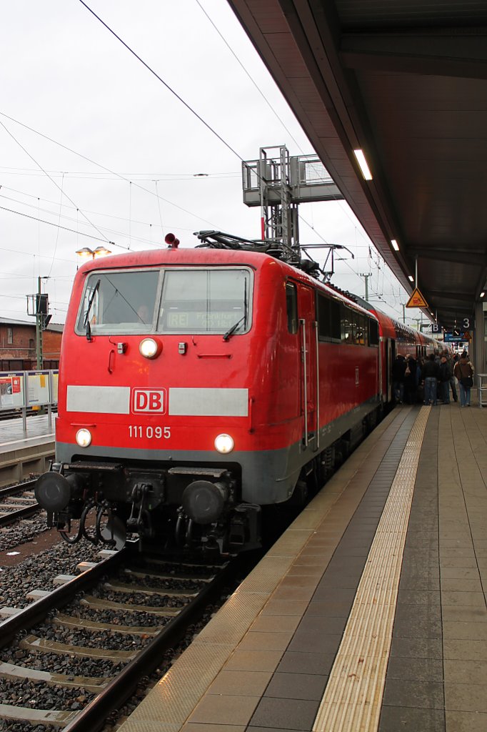 Hier steht 111095 am 7.12. mit einem Re nach Frankfurt in Giessen