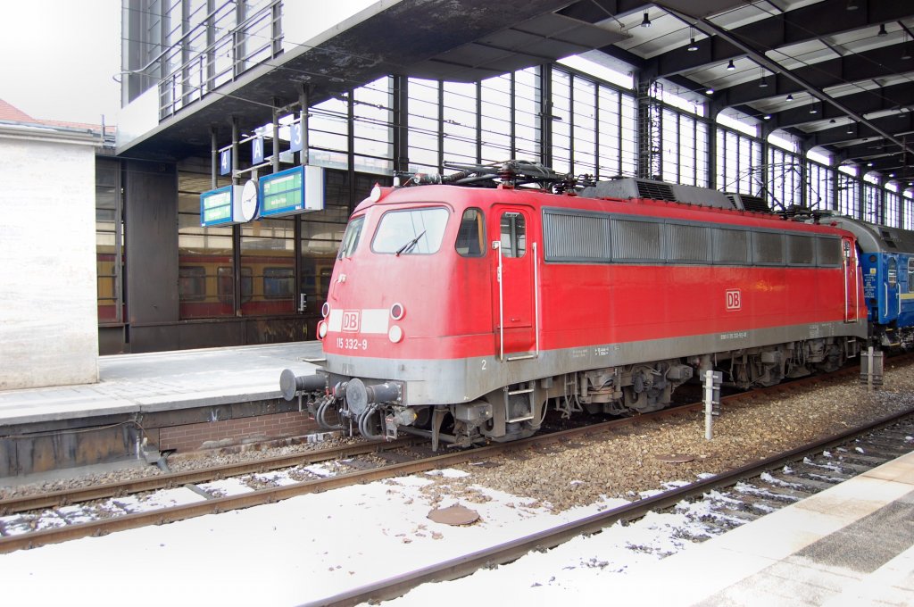 Hier steht die 115 332-9 mit einem D-Zug aus Kiev Pass in Berlin Zoologischen Garten am 04.02.2010