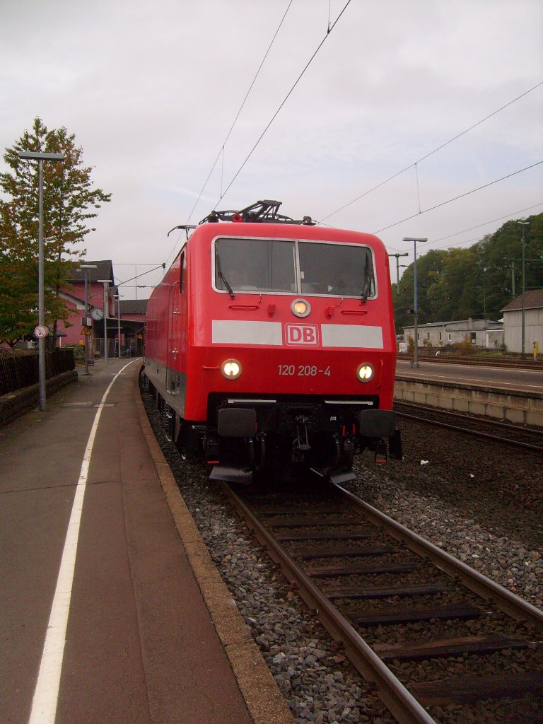 Hier steht 120208 als Zuglok eines RE9 nach Siegen in Au(Sieg). Die Lok steht in einer Kurve und wegen des berhhten Gleises steht sie leider etwas schief.