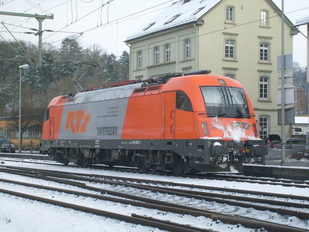 Hier steht eine 1216 von RTS an der Ausfahrt des Bahnhofes Limburg (Lahn) bei wie man an dieser Nahaufnahme der Lokfront sieht recht eisigem Wetter am 4.12.