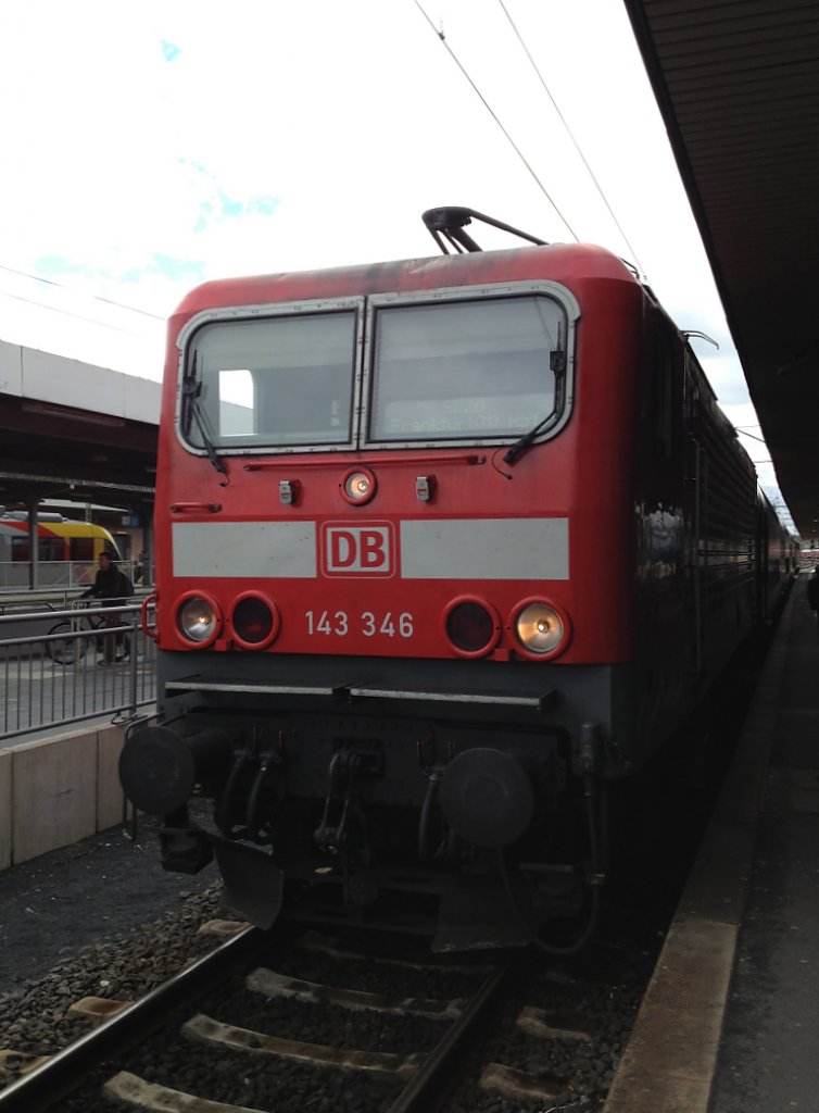 Hier steht 143 346 mit ihrem SE der Linie 20 am 20.05.13 in Limburg(Lahn). Am anderen Ende des Zuges hing hinter dem Steuerwagen 111 105.