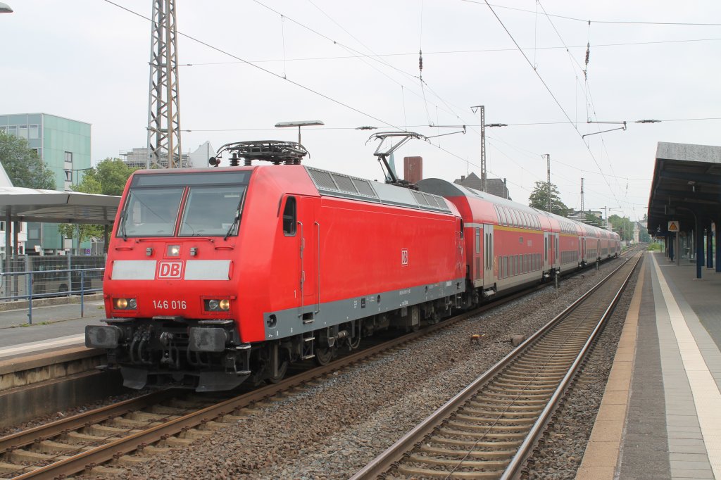 Hier steht 146 018 am 9.6.13 mit ihrem RE 1 nach Aachen in Paderborn.