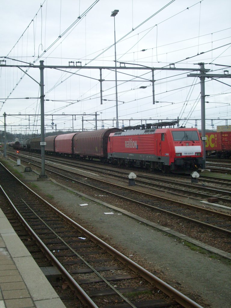Hier steht 189024 mit ihrem Gterzug abgestellt am 15.1. im Bahnhof Venlo
