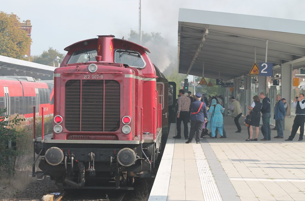 Hier steht 212 007 am Ende des Plandampfzuges am 24.9. im Bahnhof Gronau.