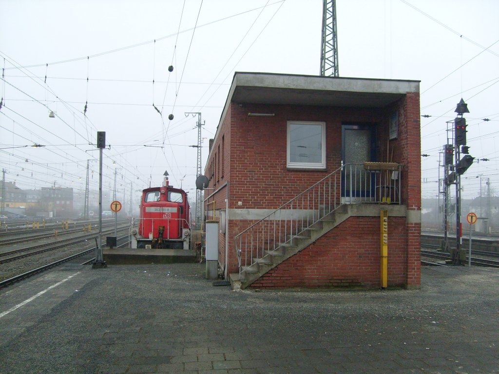Hier steht 363191-8 am Ende des Gleises 14/17 neben einem Bahngebude am 6.02.2010.
