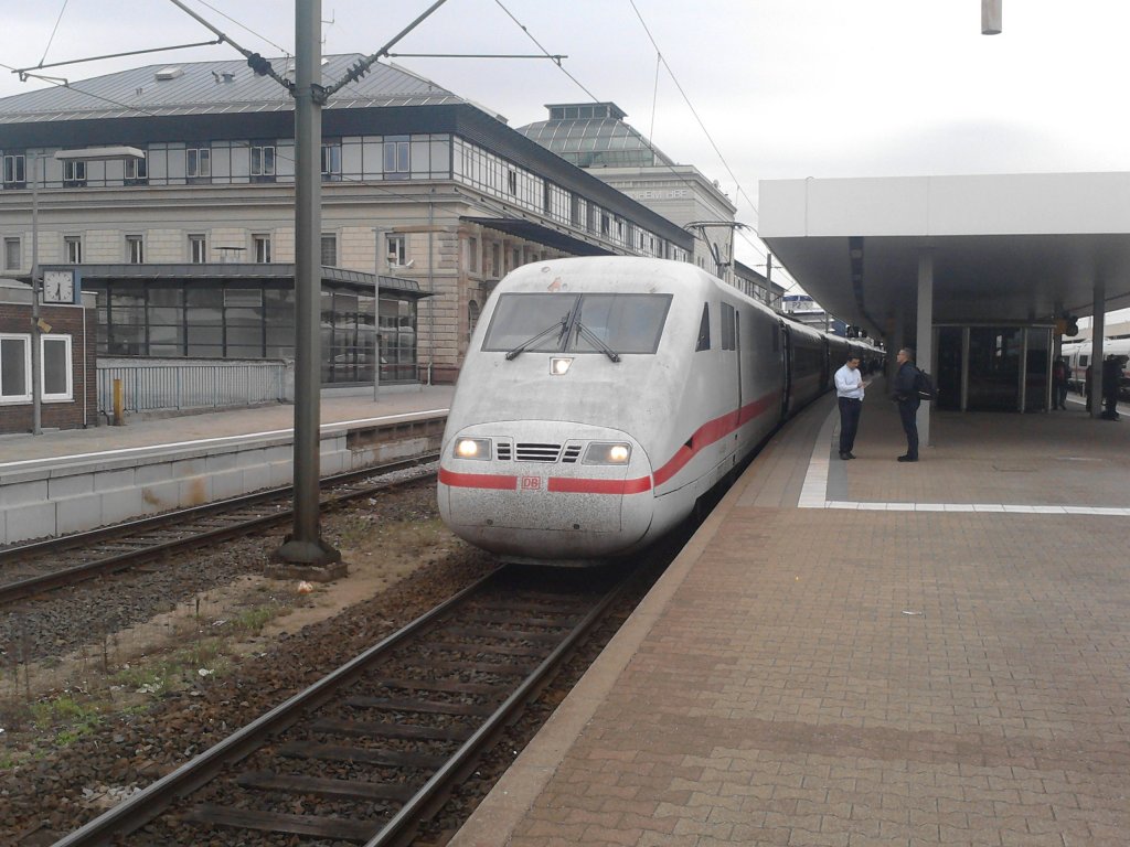 Hier steht 401 562-4 am 27.04.2012 als ICE 870 in Mannheim Hbf. 