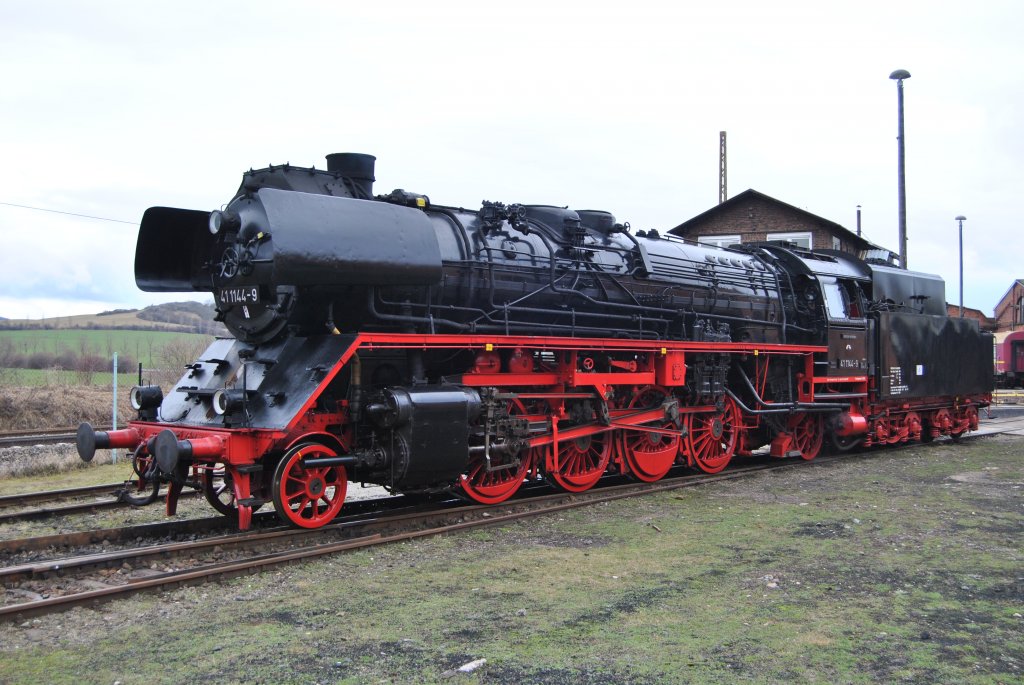 Hier steht die 41 1144-9 vor dem Betriebswerk Arnstadt in Thringen. Die 41 1144-9 hatte uns zuvor sicher und ruhig von Eisenach nach Arnstadt gefahren. Aufgenommen am 02.02.2013 im BW Arnstadt.