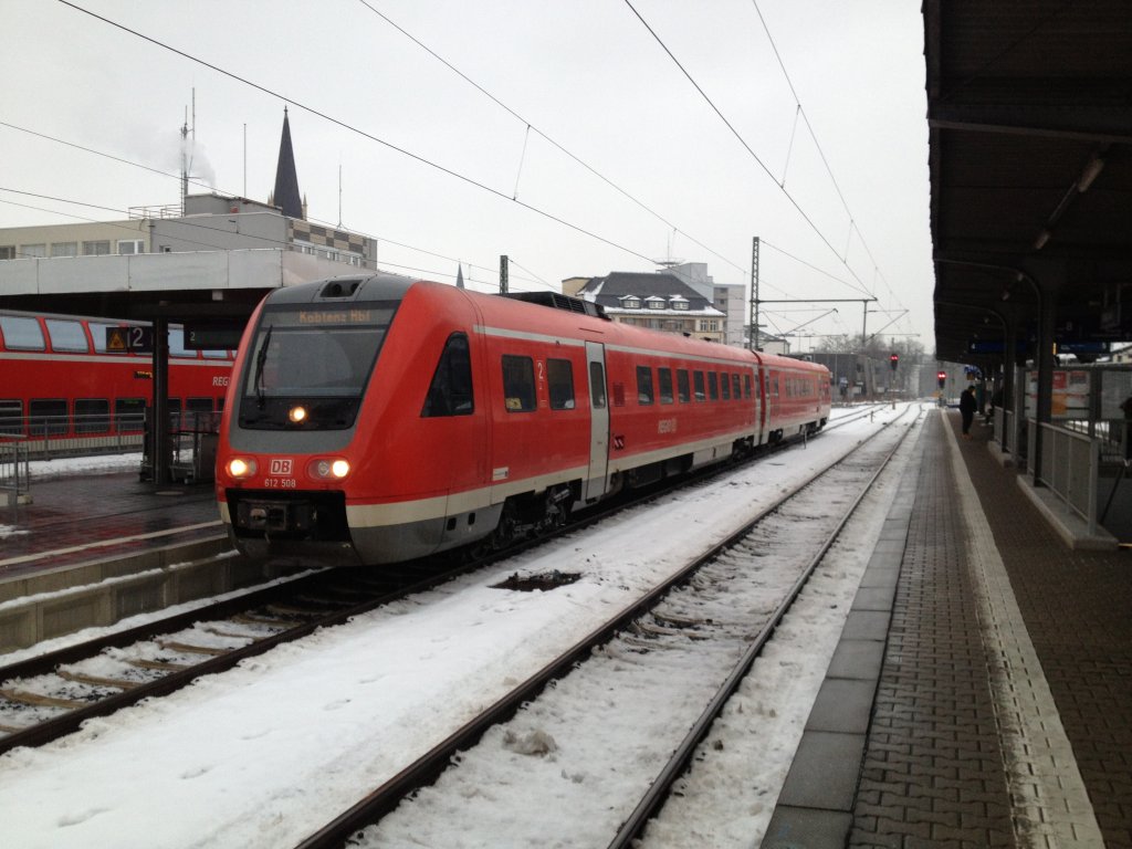 Hier steht 612 508 als RE nach Koblenz am 27.1.13 in Limburg(Lahn)