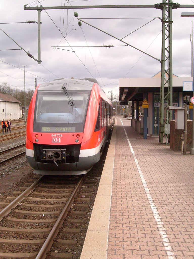 Hier steht 648706 am 1.4 im Bahnhof von Au(Sieg) auf Gleis 3. Da auf der Siegstrecke Bauarbeiten stattfinden fuhr dieser kurz nach der Ankunft der S-Bahn Linie 12 als zustzlicher Zug nach Siegen.