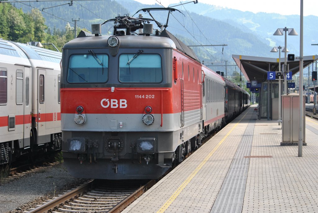 Hier steht abfahrtsbereit 1144 202 im Bahnhof von Bischofshofen. Aufgenommen am 07.07.2012.