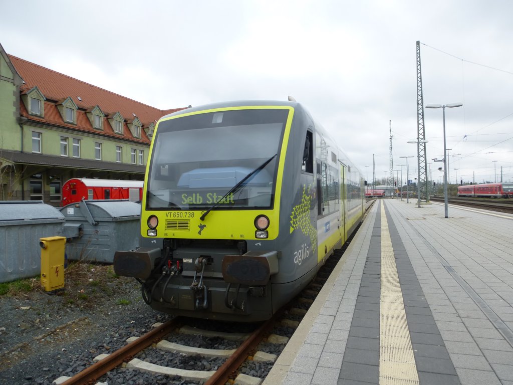 Hier steht der Agilis Triebwagen VT 650.738 als ag 87013 nach Selb Stadt bereit. Hof Hauptbahnhof, 28.04.213.