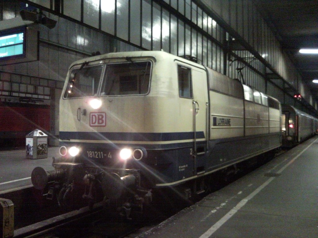 Hier steht am 1.11.09 181 211-4 (die letzte in dieser Farbgebung) mit dem EN 469 in Stuttgart HBF an Gleis 16 