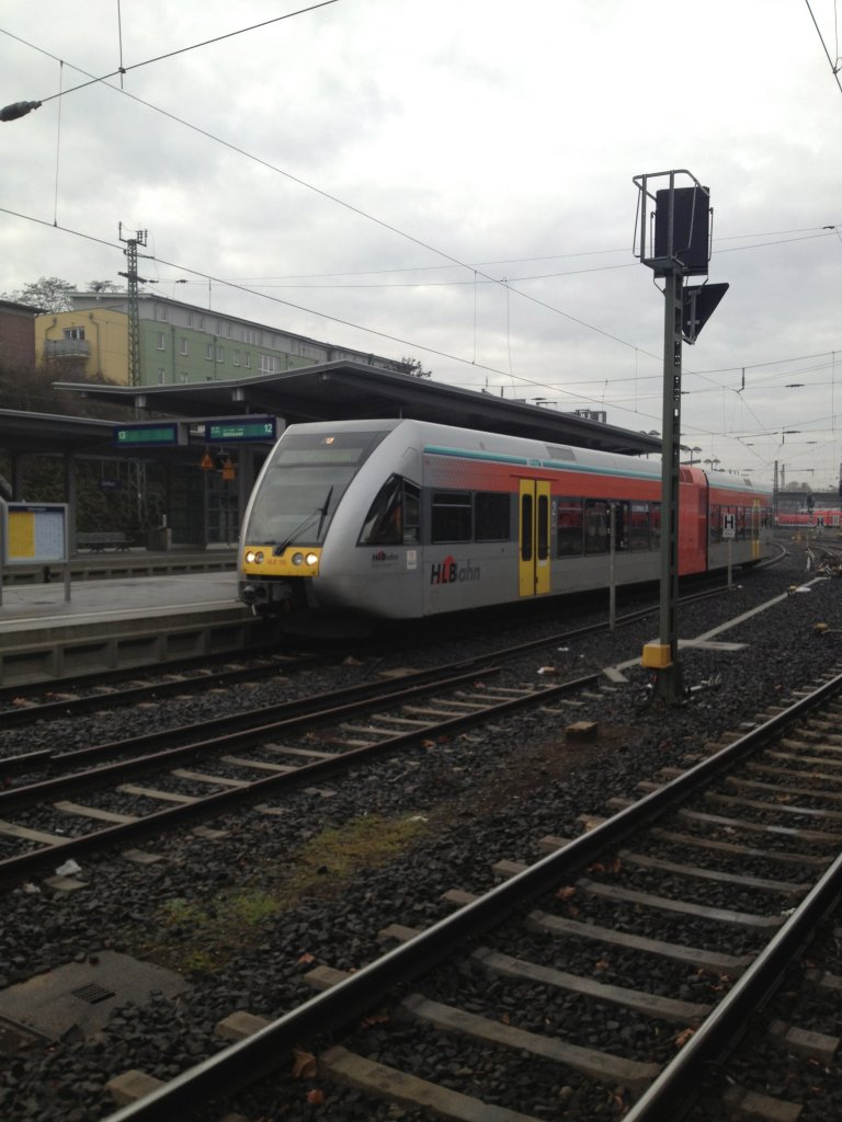 Hier steht am 22.12.2012 ein HLB GTW im Bahnhof Gieen bereit um seine Fahrt in Richtung Gelnhausen zu beginnen.