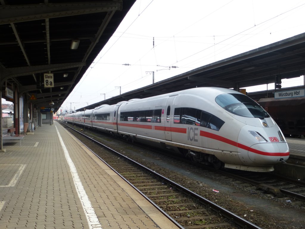 Hier steht am 4.April 2013 im Würzburger Hbf ein ICE zur Fahrt nach Essen Hauptbahnhof auf Gleis 7 bereit.