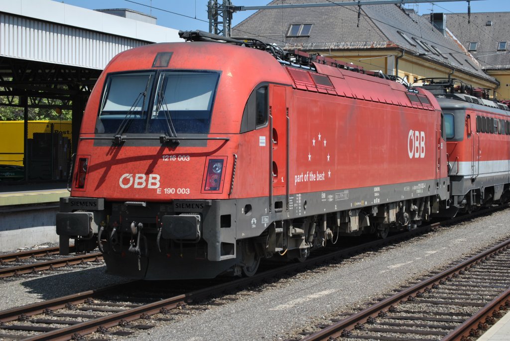 Hier steht auf einem Abstellgleis die 1216 003 mit der Aufschrift  part the best .
Aufgenommen am 09.07.2012 im Hauptbahnhof von Klagenfurt am Wrthersee.