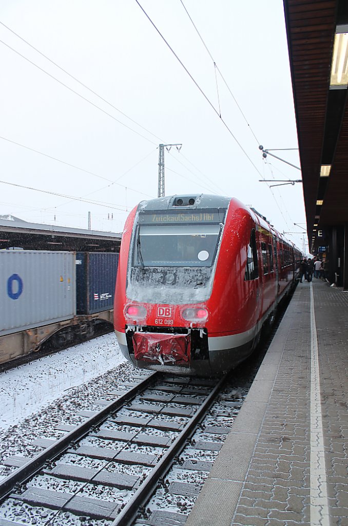 Hier steht ein 612er mit eisigem Gesicht beireit zur Abfahrt nach Zwickau am 23.2.13 in Gttingen.