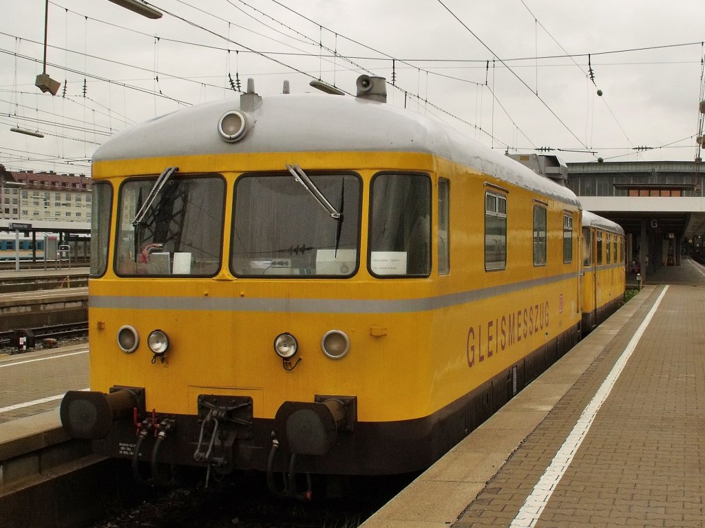 Hier steht ein 725 und ein Kollege von ihm an einem Kopfgleis zwischen Gleis 9 und 10 am Mncher Hbf. (31.05.2010)