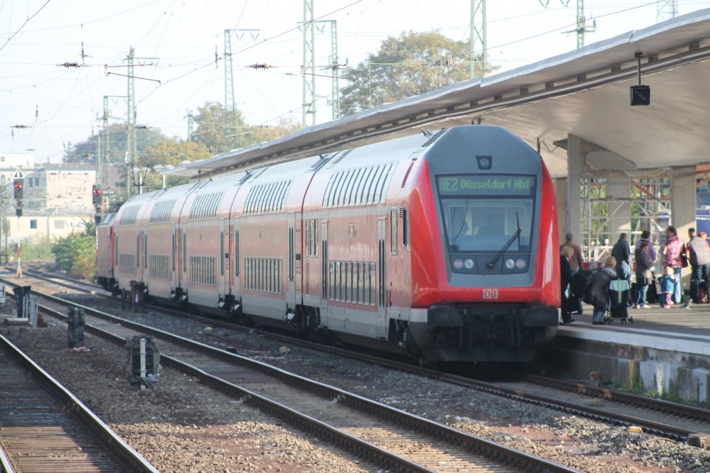 Hier steht ein Doppelstocksteuerwagen der gerade als RE 2 in seinem Zielbahnhof M�nster angekommen ist.