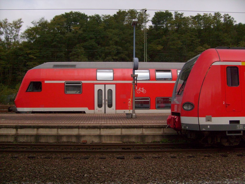 Hier steht ein Dosto-Steuerwagen der 2. Generation als RE9 nach Aachen neben einem ET423 als S12 nach Dren im Bahnhof von Au(Sieg) am 07.10.