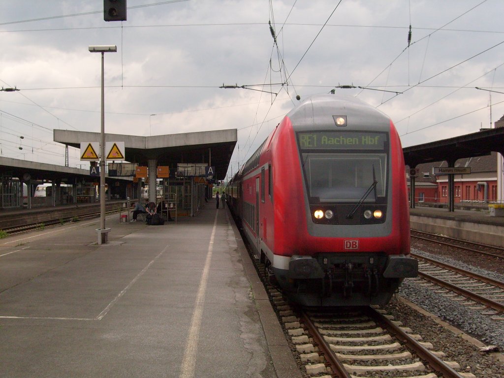 Hier steht ein Dosto Steuerwagen der 3. Generation als RE1 nach Aachen in seinem Startbahnhof Hamm(Westf.) kurz vor der Abfahrt.