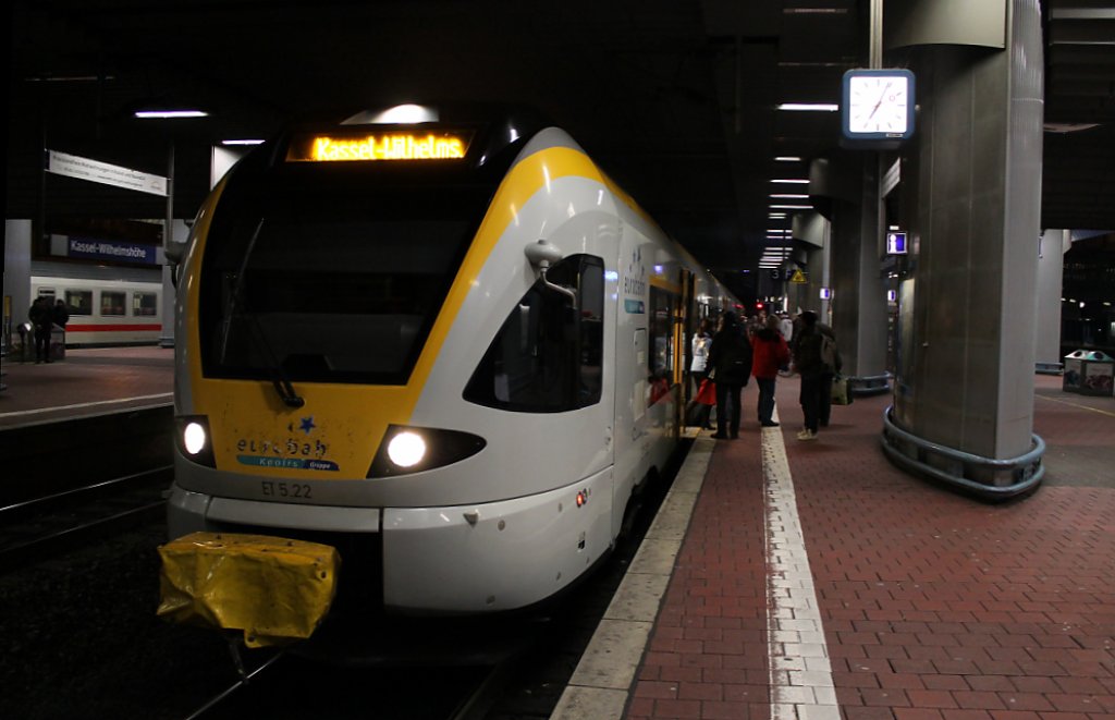 Hier steht ein FLIRT EMU4 der Eurobahn am 3.2.2012 in Kassel Wilhelmshhe bereit zur Abfahrt nach Mnster. Bereits am ersten Halt in Hofgeismar gab es dann eine Stunde Versptung wegen zweier eingefrorener Trittstufen. Grsse an das nette Personal der Eurobahn, dass trotz der Probleme sehr freundlich war.