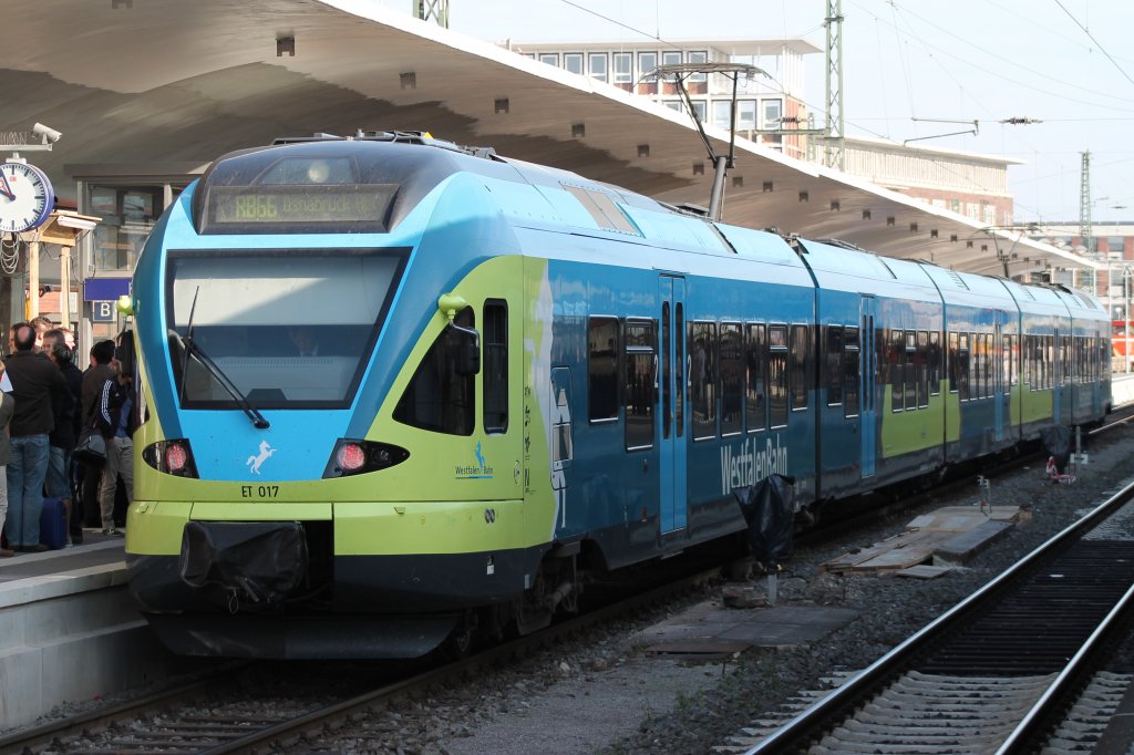 Hier steht ein FLIRT EMU5 der Westfalenbahn als RB66 bei seiner Kurzwende am 24.9. im Bahnhof Mnster.
