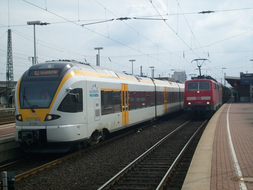 Hier steht ein Flirt der Eurobahn als RE3 nach Dsseldorf neben einer 111 am RE4 nach Aachen am 15.5 im Dortmunder Hbf. 