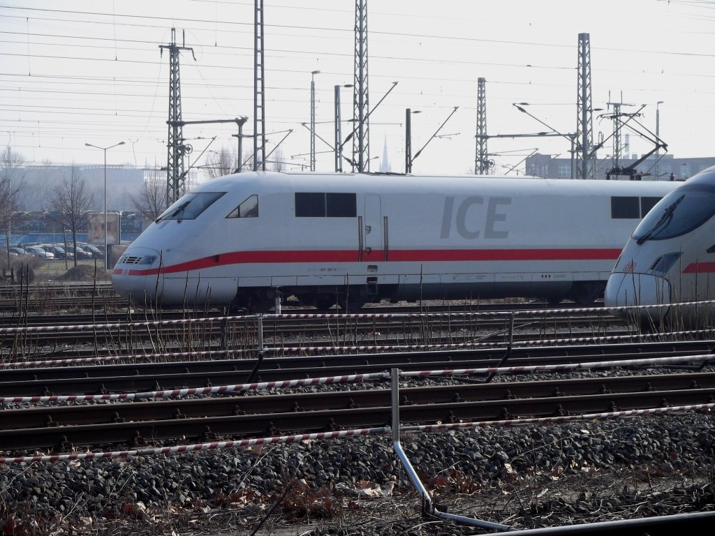 Hier steht ein ICE 1 auf dem abstellgleis neben dem ICE Werk in Leipzig.Leider ist das ICE Werk nicht zu sehen da ja der ICE im Weg steht.