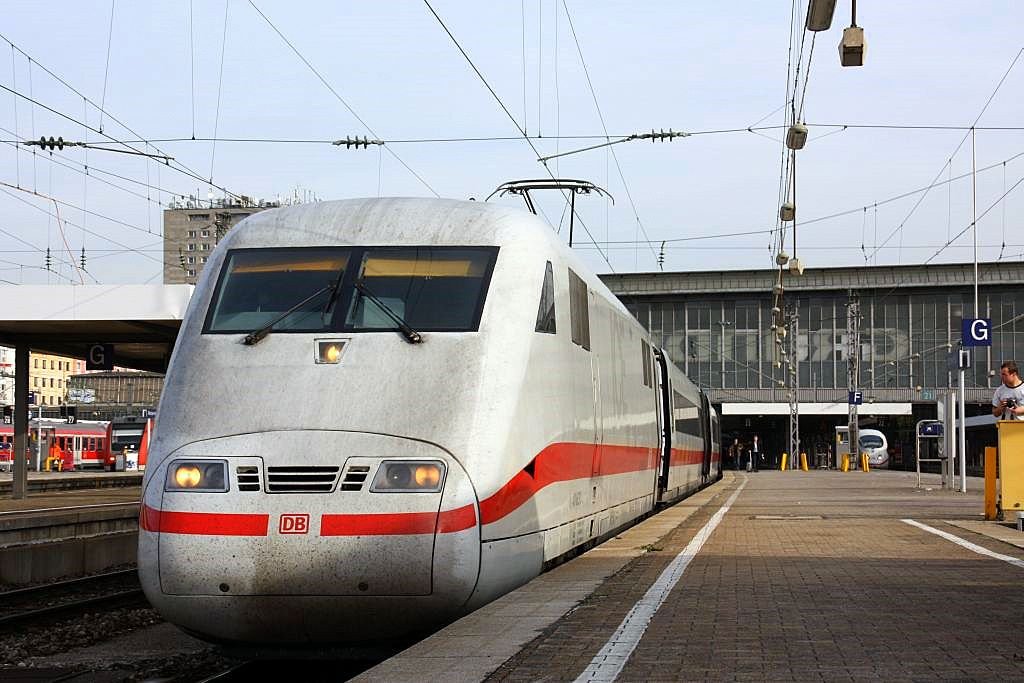 Hier steht ein ICE abfhartsbereit in Mnchen HBF in Richtung Nrnberg