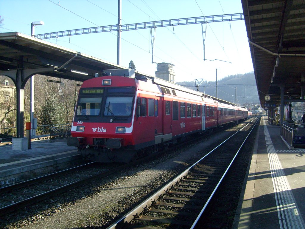 Hier steht ein NPZ der BLS am 7.2. in Burgdorf und wird den Bahnhof in krze verlassen. Das Fahrtziel ist mir leider nicht bekannt.