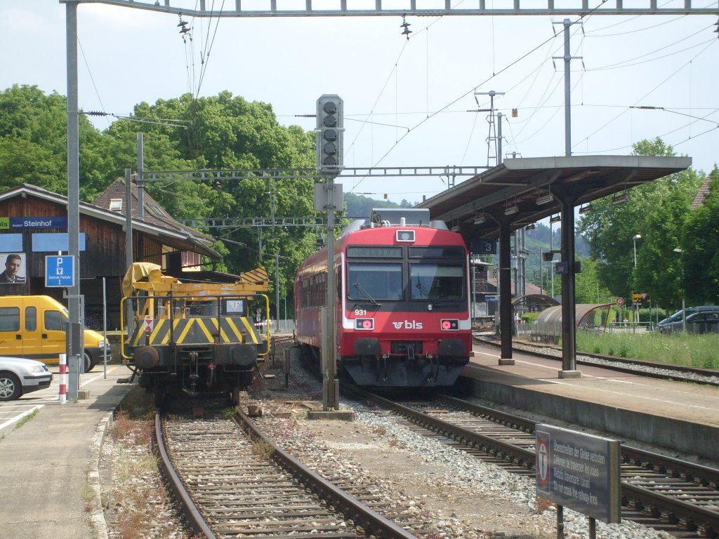 Hier steht ein NPZ der BLS am 22.5. im Bahnhof Burgdorf Steinhof neben angestellten Bauwagen.