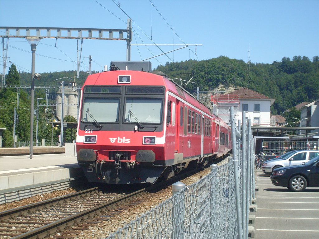 Hier steht ein NPZ der BLS am 3.7. auf Gleis 11 des Bahnhofes Burgdorf um in Krze als S4 nach Thun aufzubrechen