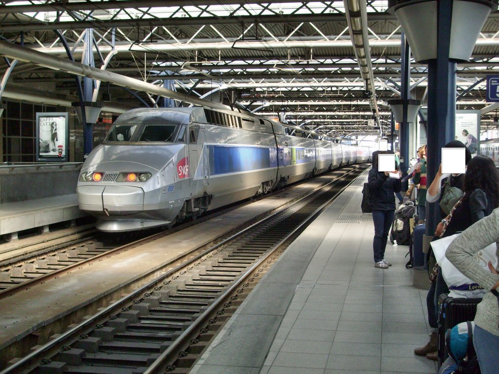 Hier steht ein TGV im Bahnhof Brssel Midi am 9.9. Kurze Zeit spter fuhr noch eine zweite Einheit ein. Ob die beiden zusammengekuppelt wurden, weiss ich leider nicht.