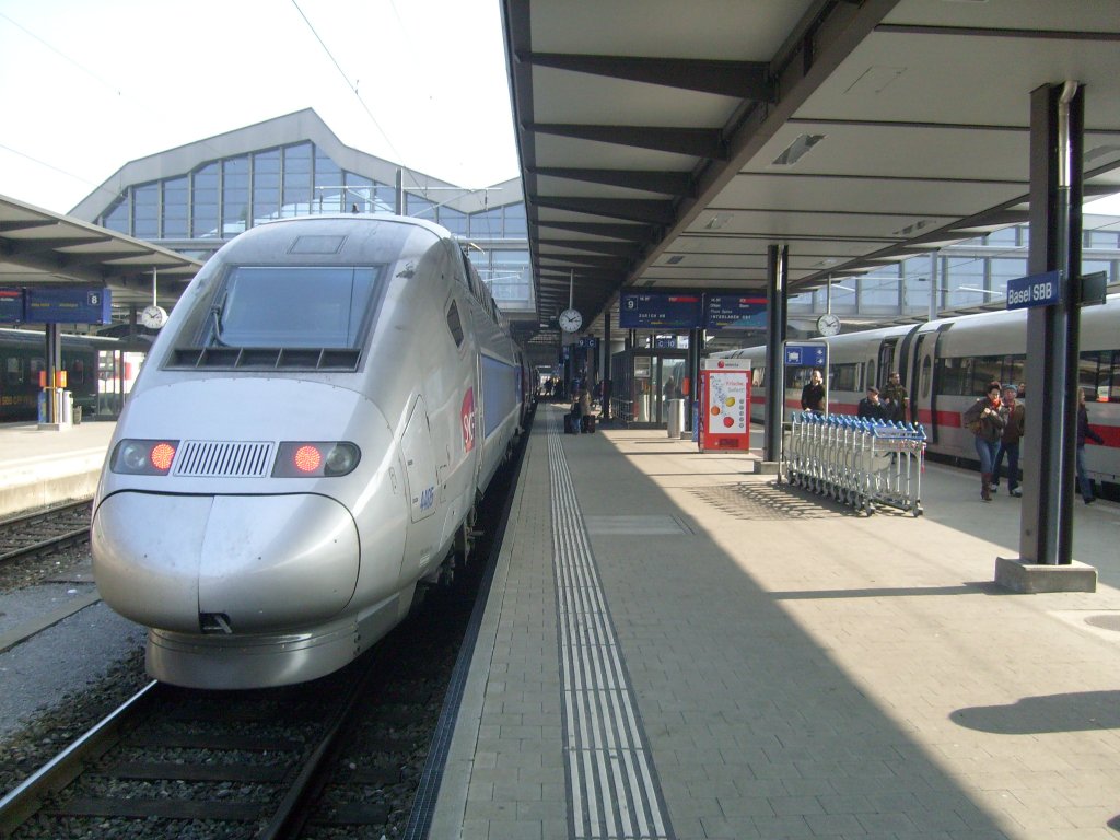 Hier steht ein TGV POS abfahrbereit nach Zrich HB neben einem ICE nach Interlaken in Basel SBB.