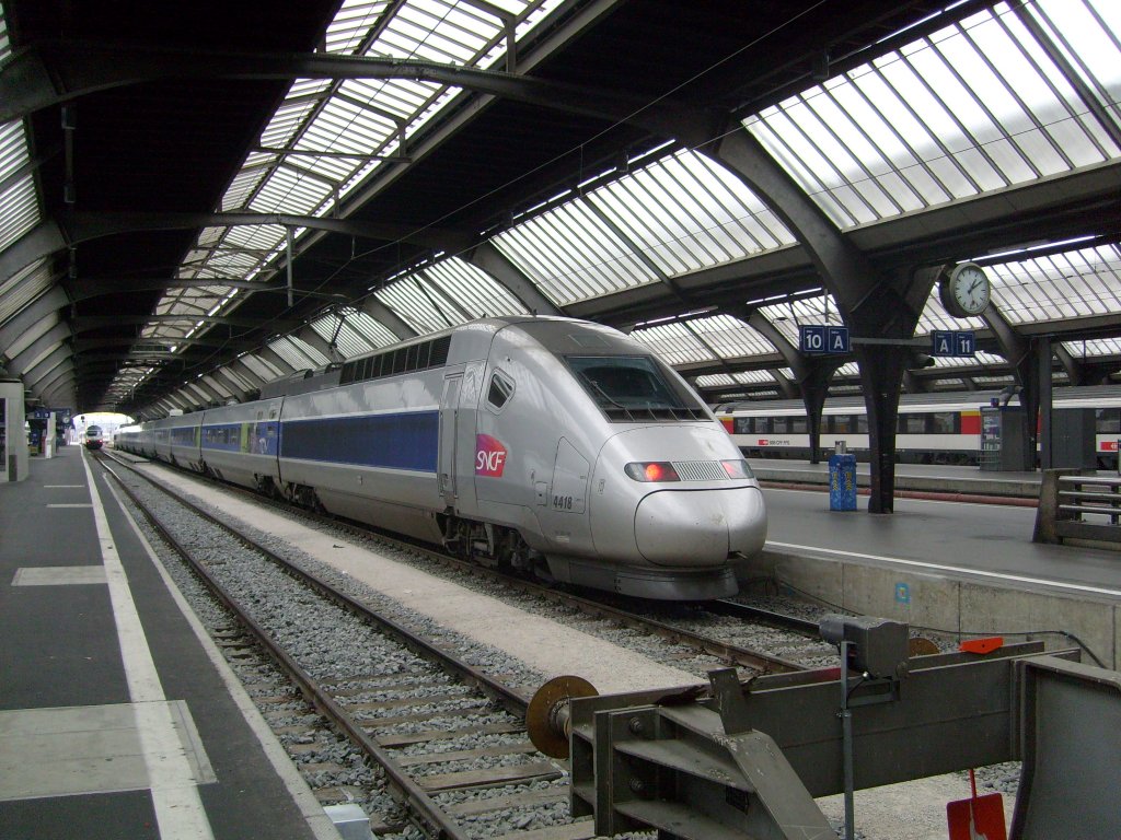 Hier steht ein TGV POS am 11.6. in Zrich HB um in krze in die Abstellung zu fahren. Hinten ist noch die SF Werbe Re 460 zu erkennen.