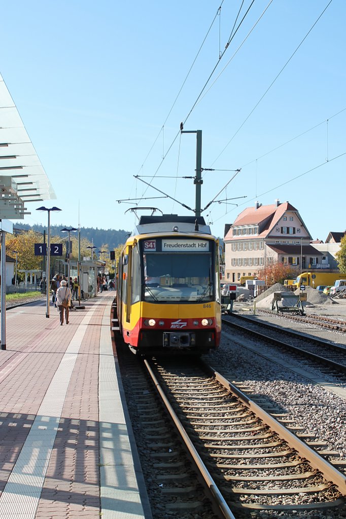 Hier steht ein Triebzug der AVG als S41 nach Freudenstadt Hbf am 15.10. in Freudenstadt Stadt.