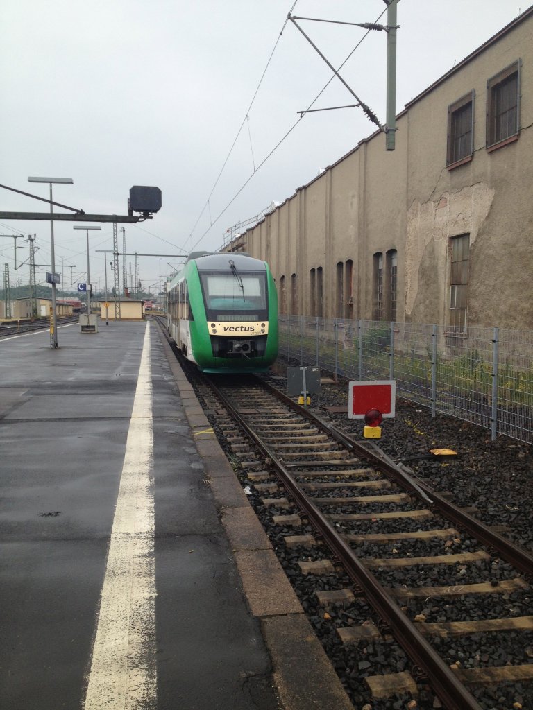 Hier steht ein Vectus Lint 27 am 28.6.13 in Limburg. Aufgrund von Baurbeiten muss er trotz Regen vor dem Bahnsteigdach halten. Links wo der Zaun ist war bis vor kurzem noch ein Gleis und in dem Gebude war frher das AW Limburg.