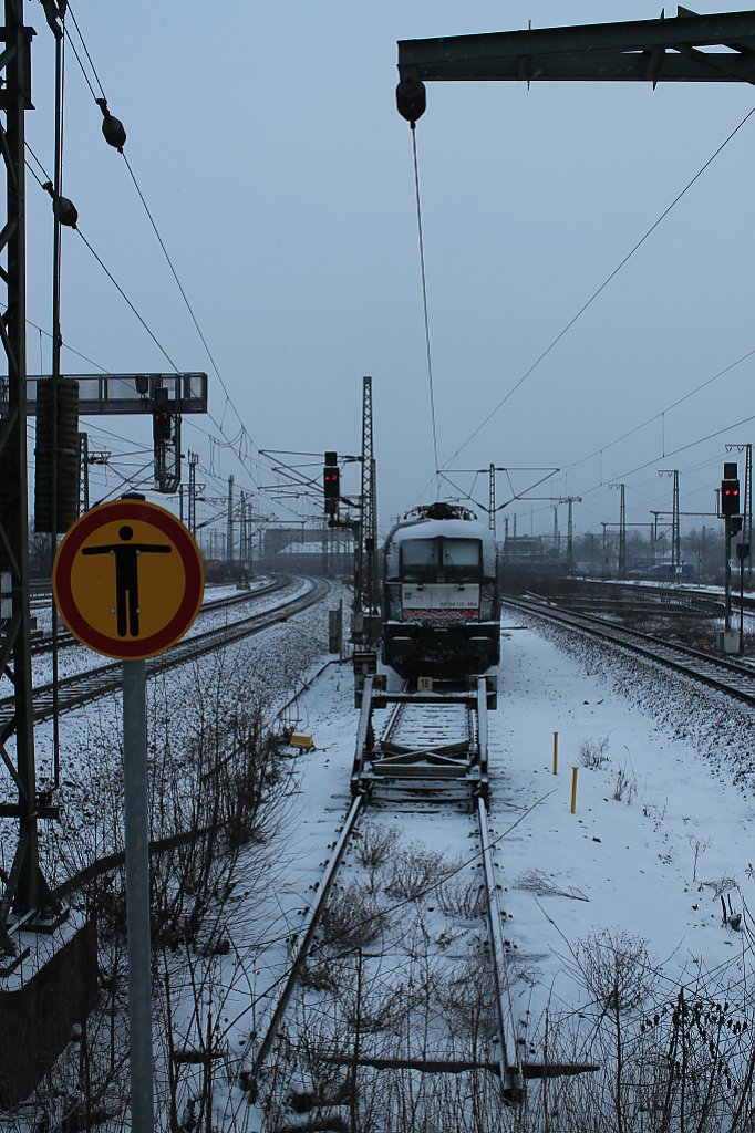 Hier steht ES64 U2-004 eingeschneit und abgerstet am 23.2.13 in Gttingen. Das Bild wurde vom Ende des Bahnsteiges aufgenommen.
