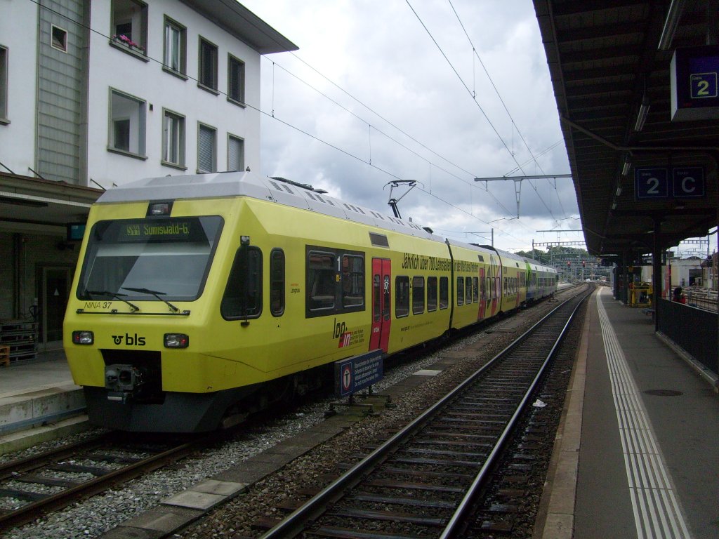 Hier steht der gelbe BLS NINA 37 mit login Werbung am 11.6. in Burgdorf