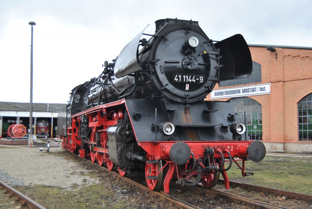 Hier steht in ihrer ganzen Gre Baureihe 41 1144-9 der IGE Werratal. Die 41er hatte vorher den Dampfsonderzug  Rodelblitz  nach Arnstadt gebracht und konnte sich dort etwa vier Stunden ausruhen und ihre Vorrte ergnzen um dann am Nachmitag wieder nach Eienach zu fahren. Aufgenommen am 02.02.2013 im BW Arnstadt.