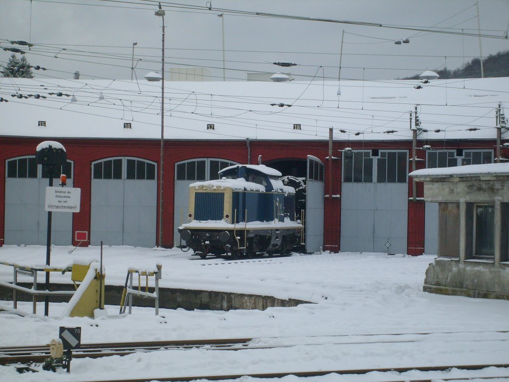 Hier steht diese Lok der Baureihe 212 eingeschneit am 18.12, vor dem Lokschuppen in Siegen.