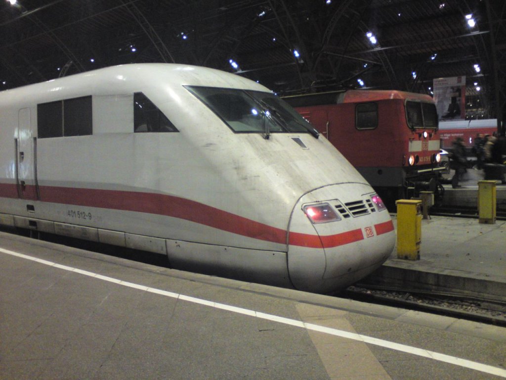 Hier steht der Morgendliche ICE1 (ICE 792) im Leipziger Hauptbahnhof. Er wrd dann paar Minuten spter die Fahrt Richtung Berlin fortsetzen und endet in Hamburg-Altona...