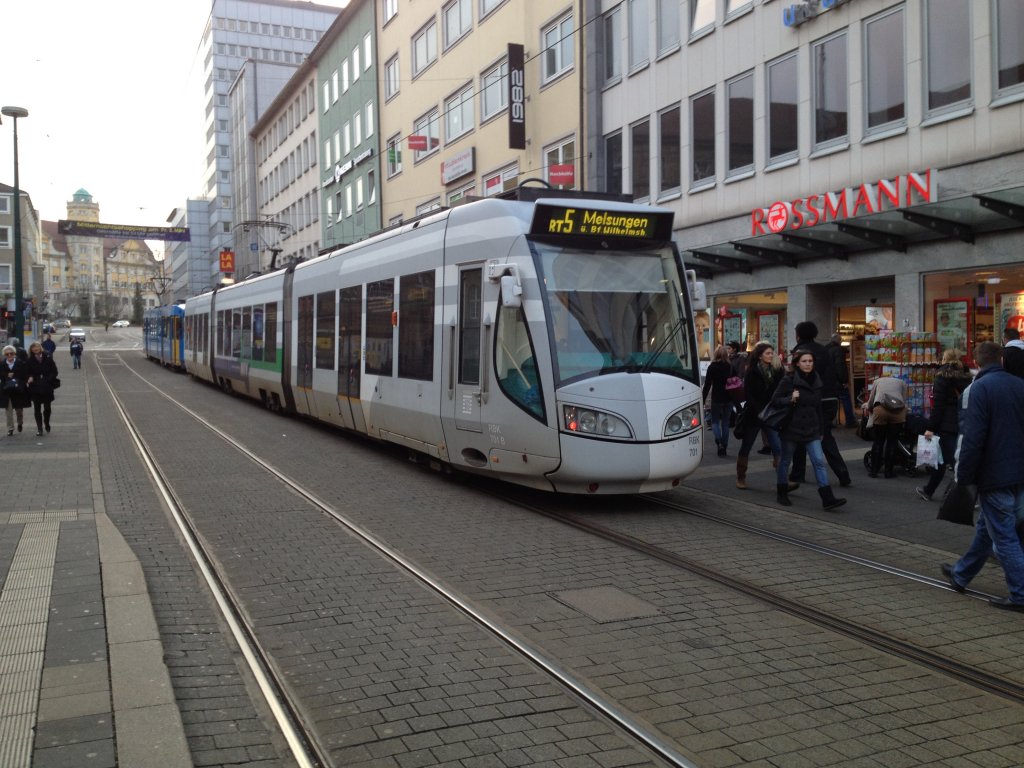 Hier steht eine Regiotram der Linie RT5 hinter einer Strassenbahn der Linie 1 an der Haltestelle Rathaus in Kassel am 1.3.2012.