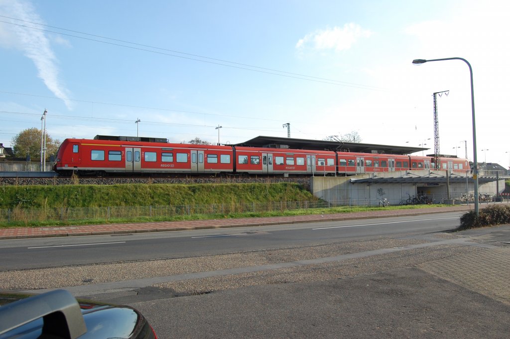 Hier steht der Triebwagen der Nummer 425 580-8 am Sonntagnachmittag im Bahnhof Krefeld-Uerdingen am Bahnsteig. Datum 8.11.2009
