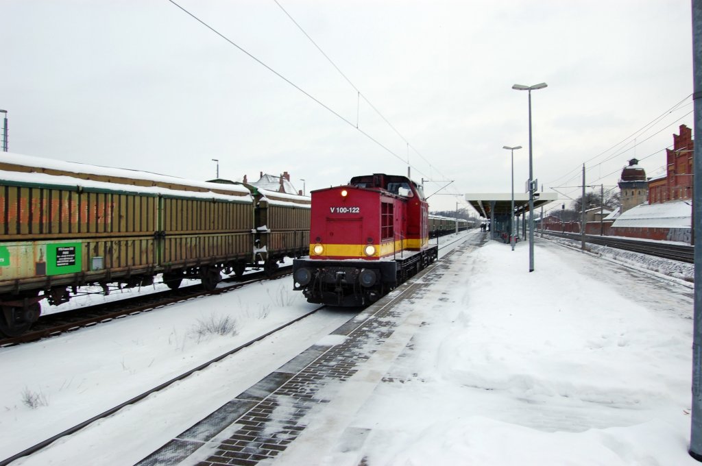 Hier steht die V 100-122 am 09.01.2010 im Bahnhof Rathenow