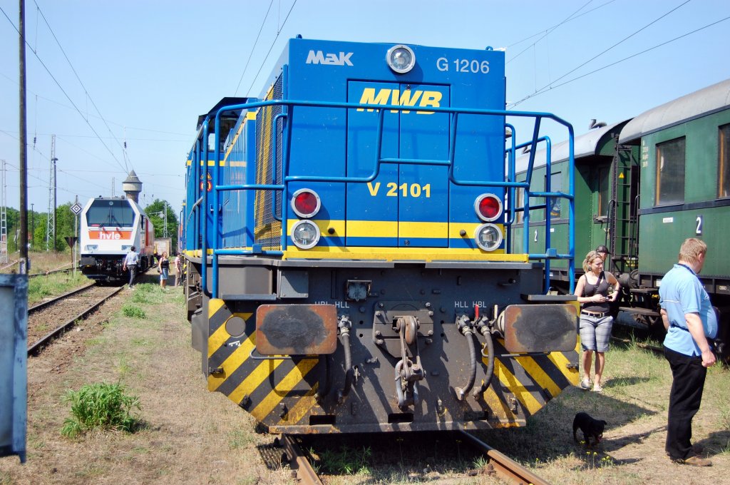Hier steht die V2101 der MWB  Mittelweserbahn  beim Eisenbahnfest in Elstal am 01.05.2009