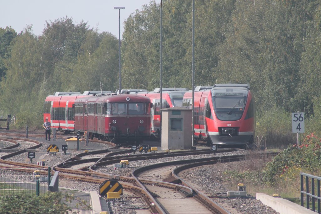 Hier steht die vierteilige VT98 Plandampf Garnitur am 24.9. neben einigen 643er in der Abstellung des Bahnhofes Gronau.