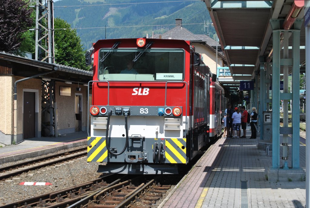 Hier steht die VS 83 der Pinzgauer Lokalbahn im Bahnhof von Zell am See. Aufgenommen am 10.07.2012.