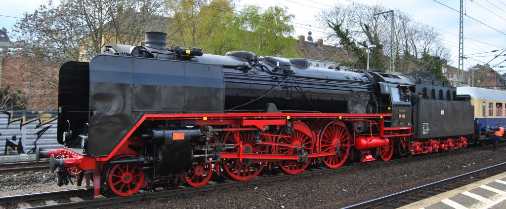 Hier steht und Wartet die 01 118 um mit dem Rheingold Express am Zughaken nach Wrzburg zu Dampfen. Aufgenommen am 20.04.2013 in Frankfurt am Main Sd.